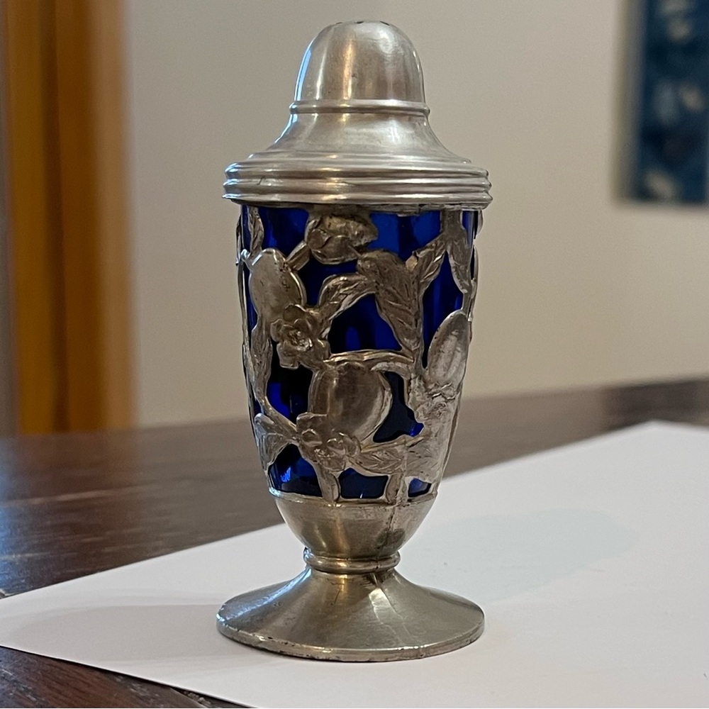Vintage, ART NOUVEAU silver metal cobalt blue shaker. ONE item. - Picture 9 of 9